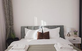 Skyblue Central Apartment - 2 Bedrooms & Free Parking